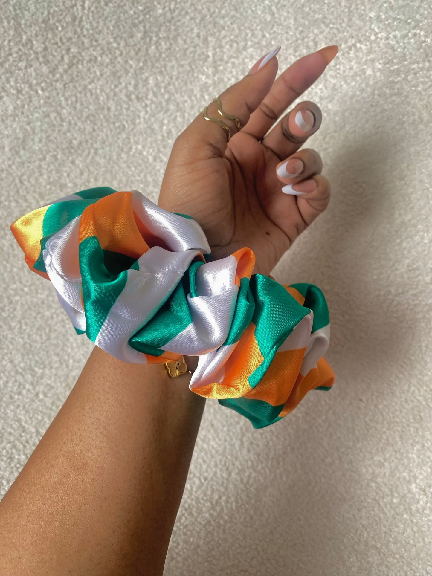 World XL scrunchie